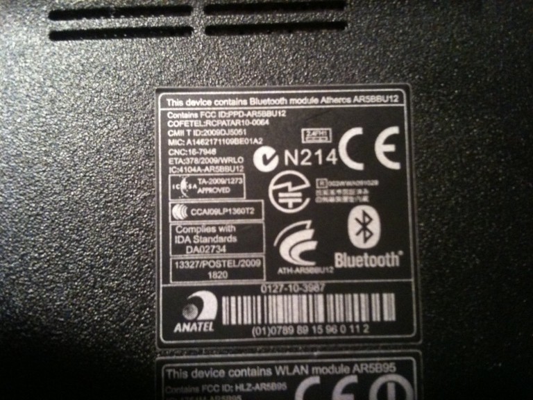 Значок Bluetooth на наклейке ноутбука