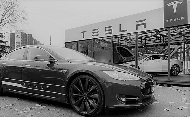 Tesla закрывает магазины