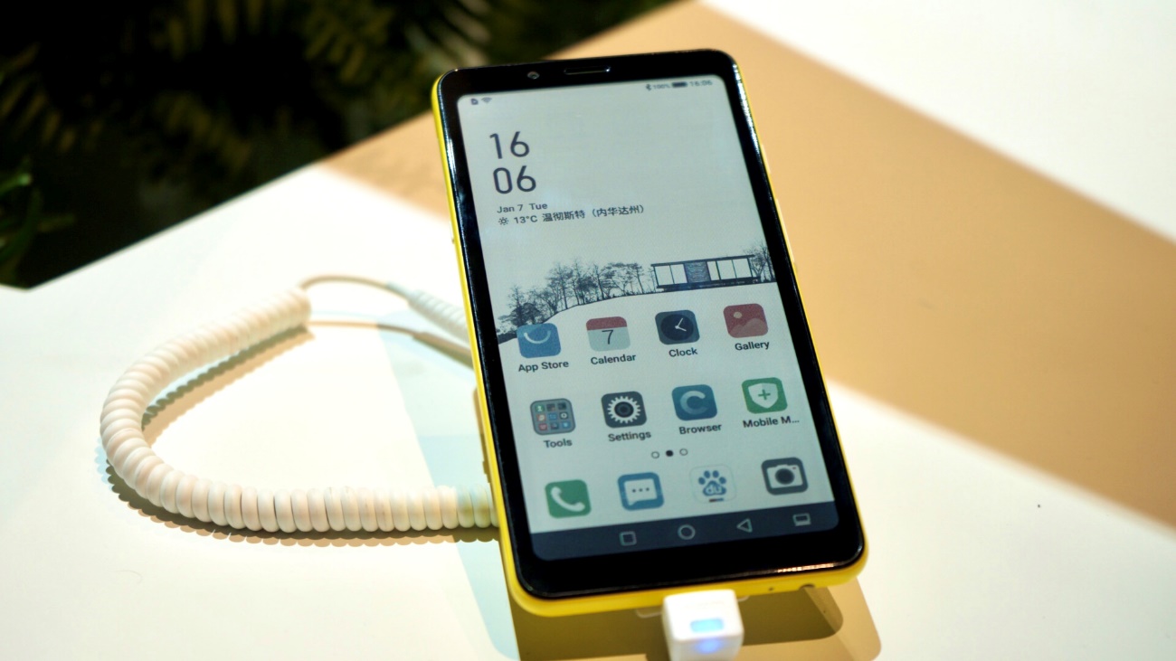 Смартфон с цветным e-ink дисплеем