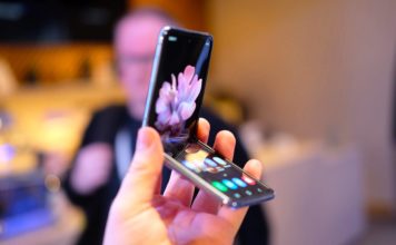 Galaxy Z Flip в руке