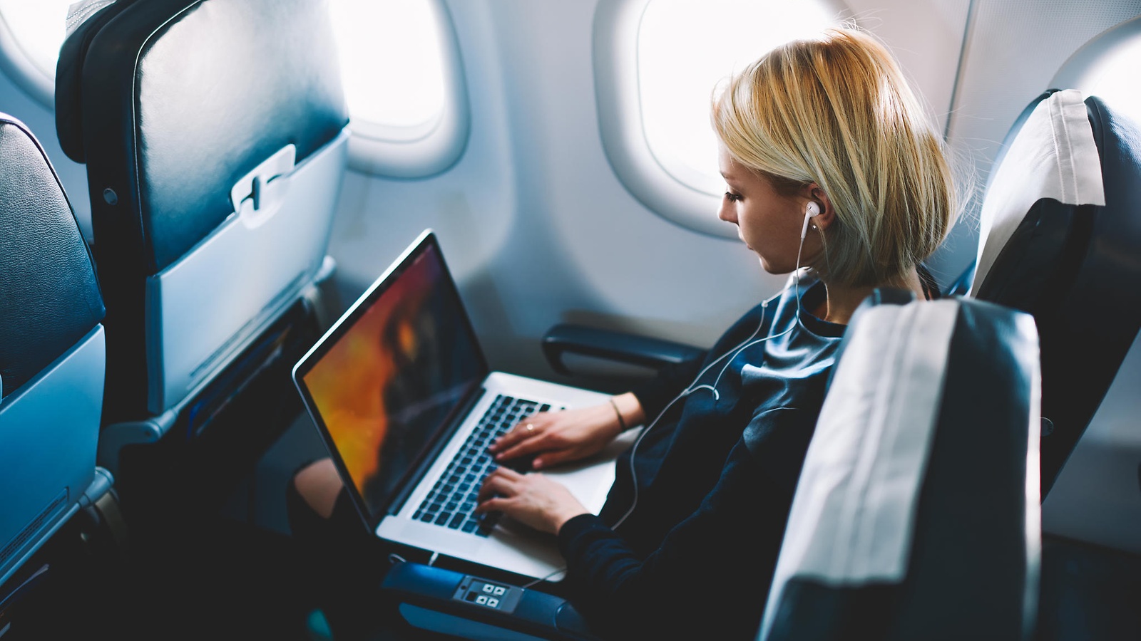 Девушка с ноутбуком в самолете