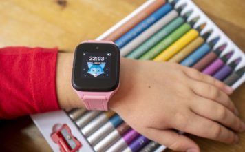 Умные часы TCL Movetime Kids Watch MT43K на руке