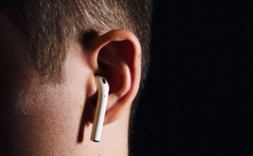AirPods в ухе