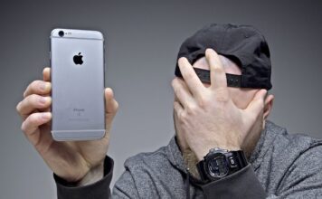 iPhone в руках
