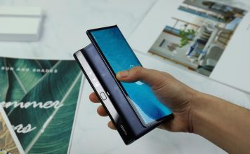 Huawei Mate Xs в руке