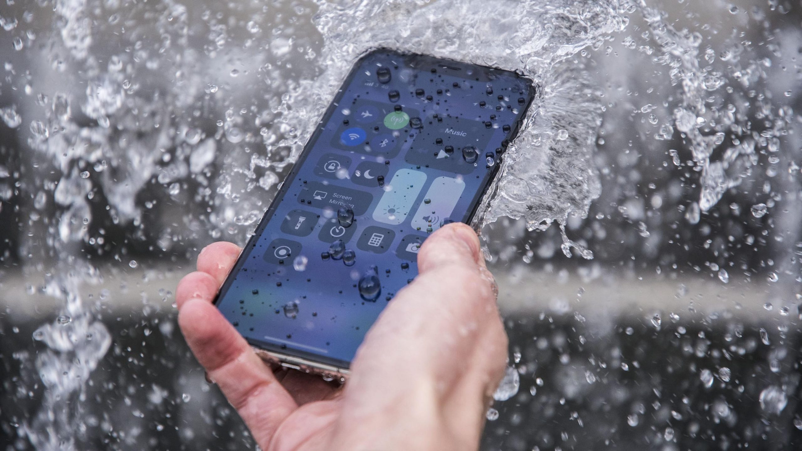 iPhone под потоком воды